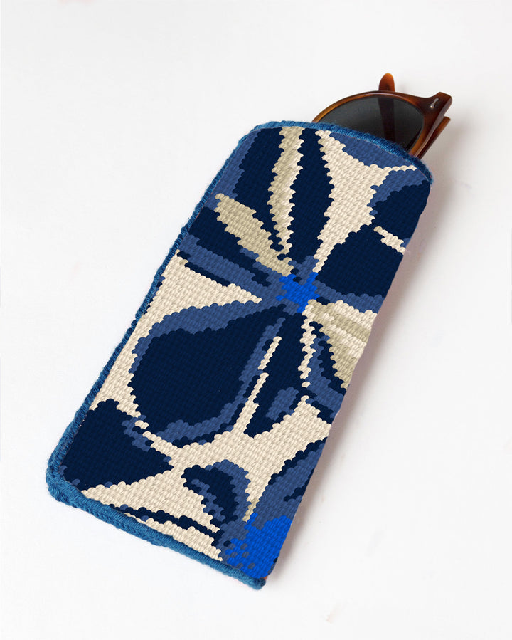 Kit Tapisserie avec étui à lunettes de soleil à fleurs bleues