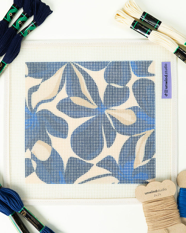 Kit Tapisserie avec étui à lunettes de soleil à fleurs bleues