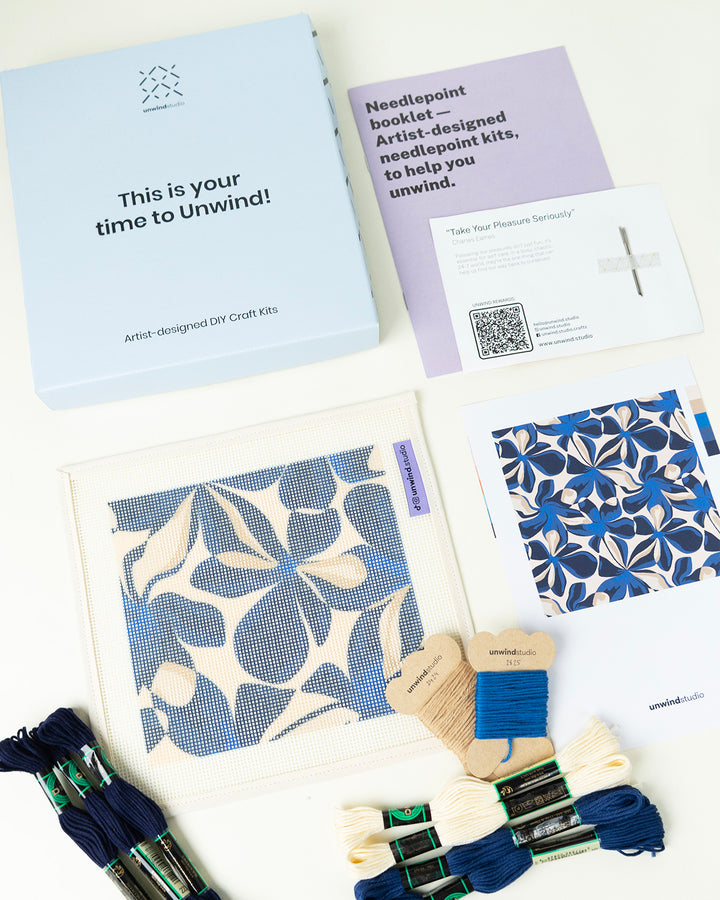 Kit Tapisserie avec étui à lunettes de soleil à fleurs bleues