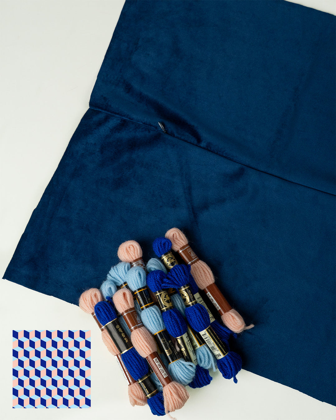 Tumbling Blocks V2 : Kit de coussins pour broderie (toiles comptées)