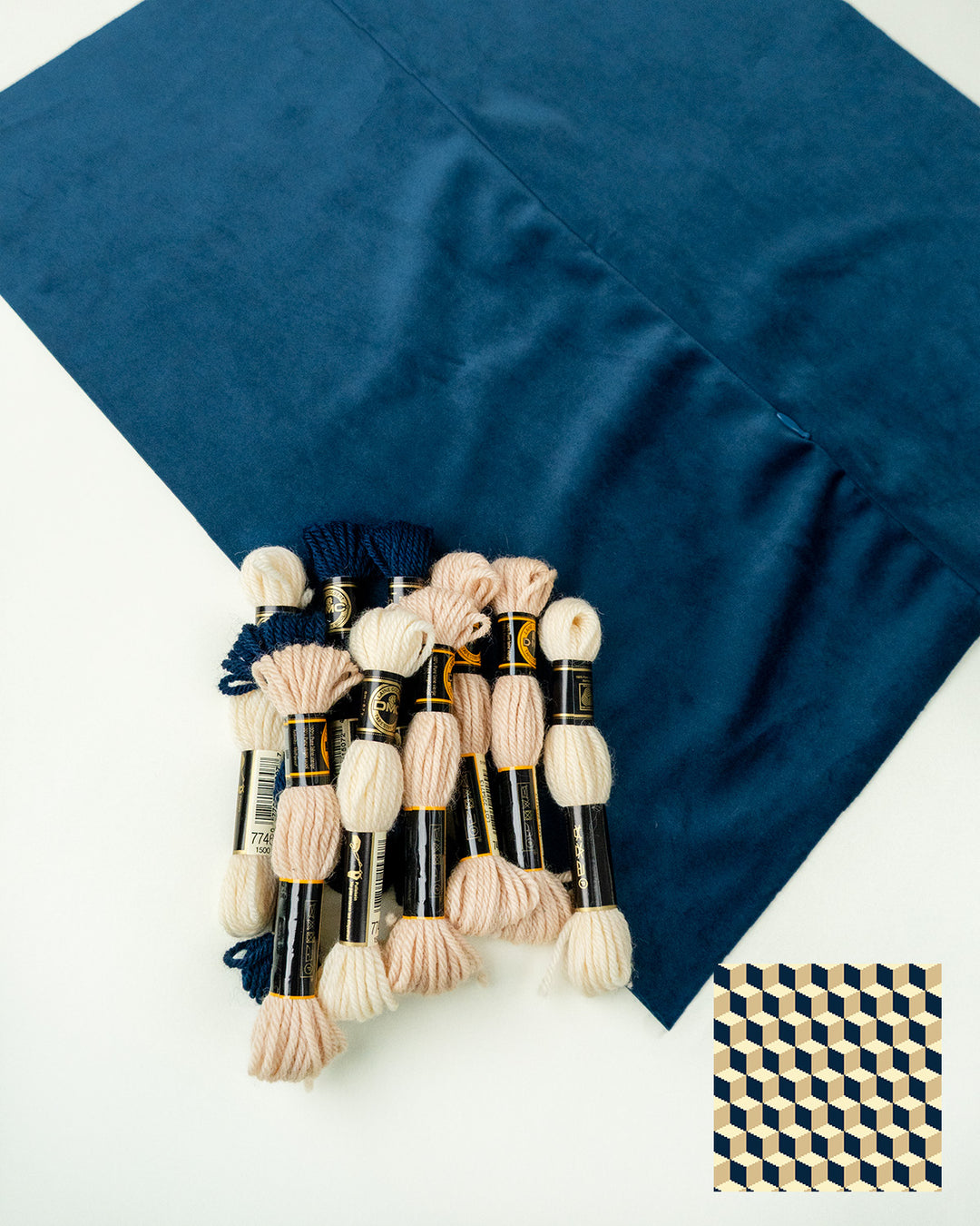 Tumbling Blocks V2 : Kit de coussins pour broderie (toiles comptées)