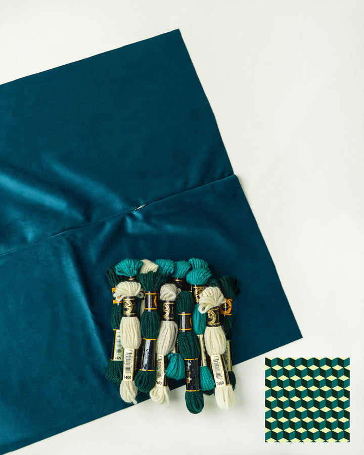 Tumbling Blocks V2 : Kit de coussins pour broderie (toiles comptées)