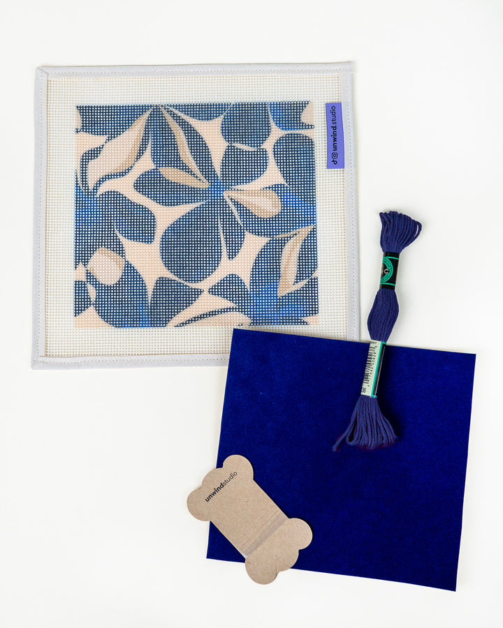 Kit Tapisserie avec étui à lunettes de soleil à fleurs bleues