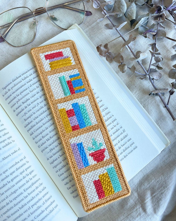 Sticken auf Stramin STARTER set "Bookshelf Wealth" Lesezeichen